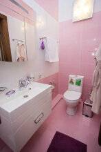 Фотографии номера Двухместный номер Делюкс с 1 кроватью и балконом в Гостинице Серый кот Геленджик