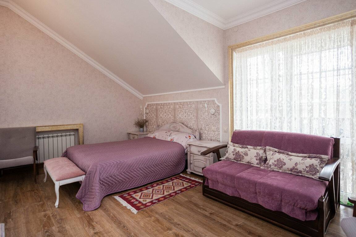 Фотографии номера Двухместный номер Делюкс с 1 кроватью и балконом в Гостинице Серый кот Геленджик