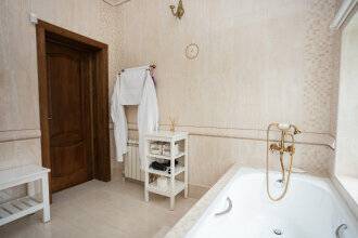 Фотографии номера Двухместный номер Делюкс с 1 кроватью и балконом в Гостинице Серый кот Геленджик